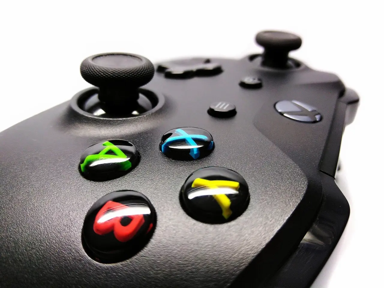 Sort controller med farvede knapper