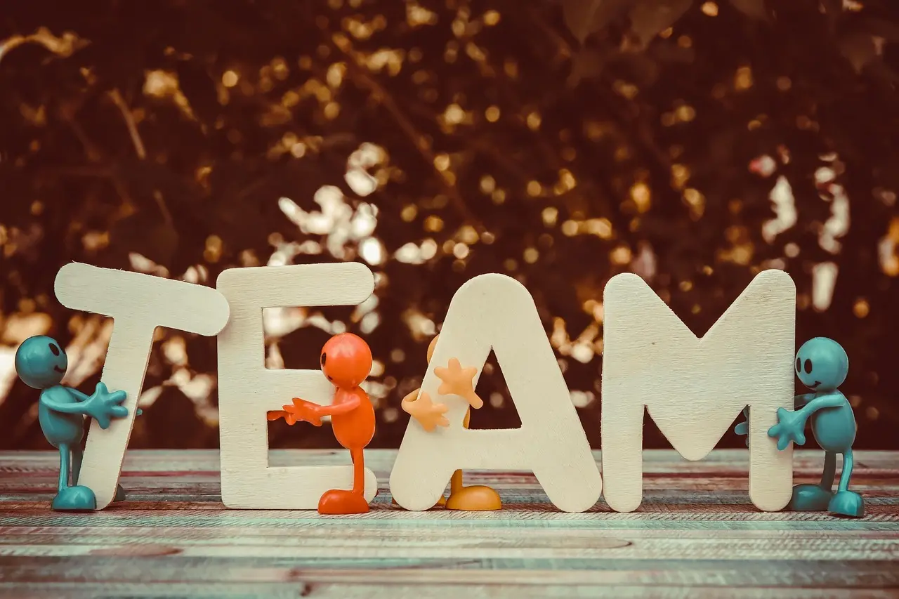 TEAM bogstaver med figurer